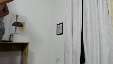 Snapshot of genesis_torres chatting on February 20, 10:59 am Genesis online show from February 20, 10:59 am