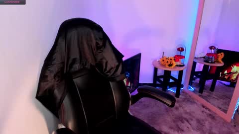 Snapshot of giabrook chatting on December 11, 7:42 am Gia  online show from December 11, 7:42 am