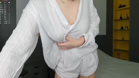 gigihadd online show from December 13, 8:04 pm