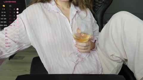 gigihadd online show from December 24, 7:00 pm