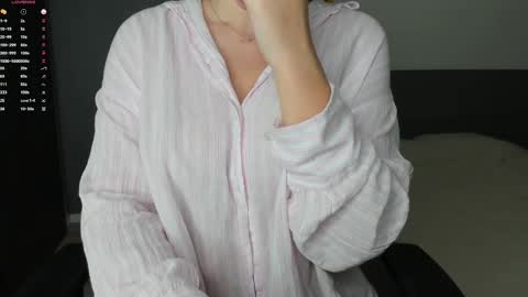 gigihadd online show from September 12, 5:37 pm