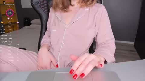 gigihadd online show from March 27, 6:42 pm