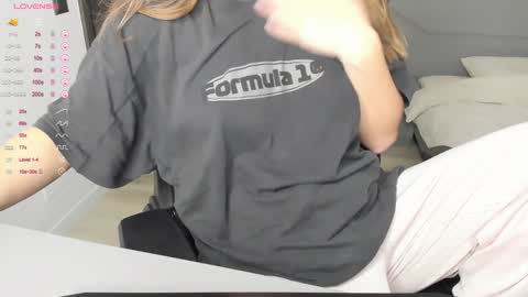 gigihadd online show from December 30, 8:58 pm