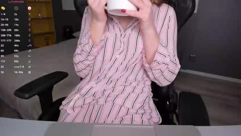 gigihadd online show from February 21, 7:39 pm