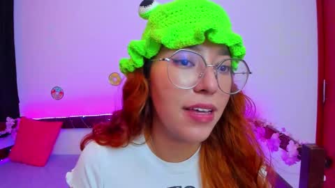 Snapshot of gigimooon chatting on September 15, 2:46 am gigimooon online show from September 15, 2:46 am