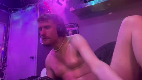 ginger_binj online show from August 3, 4:57 pm