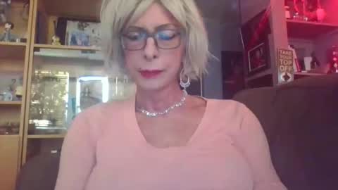 Snapshot of girlinrock chatting on October 20, 12:37 am Girlinrock online show from October 20, 12:37 am