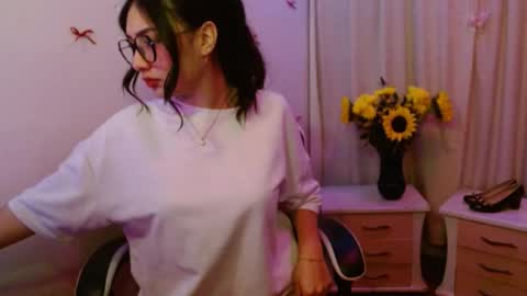 Snapshot of giselle_greey chatting on September 27, 5:05 am giselle_greey online show from September 27, 5:05 am