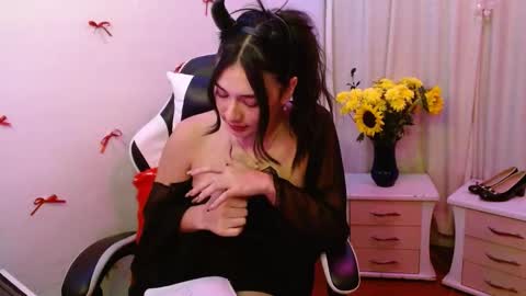 Snapshot of giselle_greey chatting on October 2, 7:18 am giselle_greey online show from October 2, 7:18 am