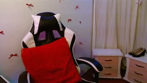Snapshot of giselle_greey chatting on October 8, 7:36 am giselle_greey online show from October 8, 7:36 am