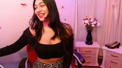 Snapshot of giselle_greey chatting on October 23, 7:43 am giselle_greey online show from October 23, 7:43 am