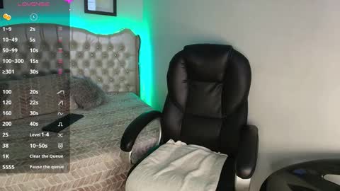glamwtigress online show from March 12, 9:40 pm
