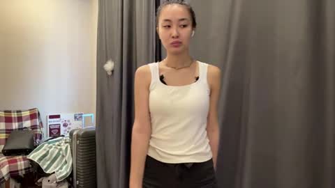 Mia online show from April 5, 11:29 am