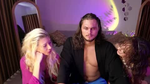   330 UTC2 girls   online show from April 8, 4:04 am