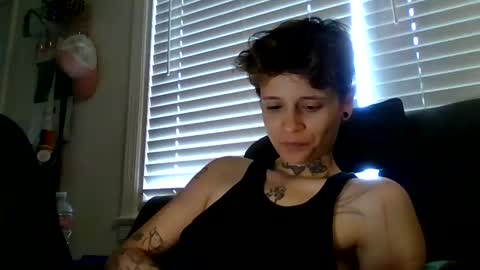 L online show from March 12, 9:35 pm