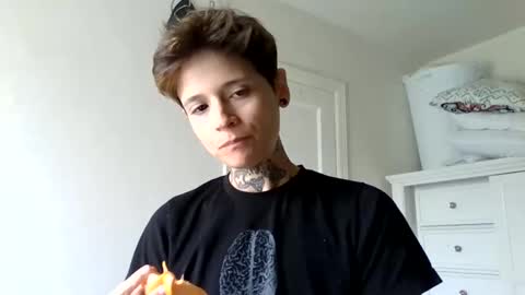 L online show from March 10, 10:02 pm