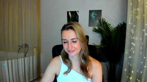 Snapshot of goldenlighte chatting on February 8, 9:35 am Olivia online show from February 8, 9:35 am