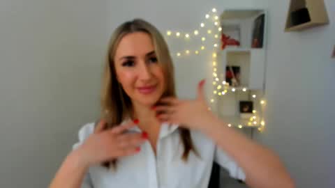 Snapshot of goldenlighte chatting on February 10, 6:31 am Olivia online show from February 10, 6:31 am