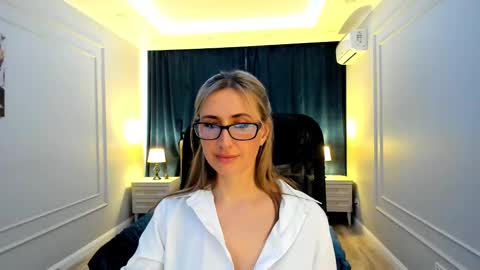 Snapshot of goldenlighte chatting on February 20, 9:44 am Olivia online show from February 20, 9:44 am