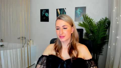 Snapshot of goldenlighte chatting on February 19, 6:33 am Olivia online show from February 19, 6:33 am