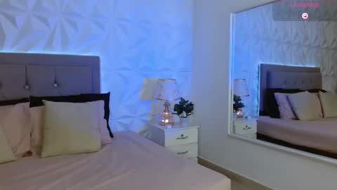 Gwen Drew online show from September 10, 12:39 pm