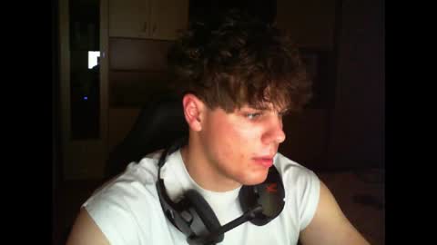 gymguy0505 online show from December 14, 9:54 pm