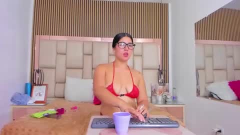 Snapshot of hannaclaire chatting on September 27, 8:34 am HannaClaire online show from September 27, 8:34 am