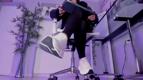 HANNAH HOWELL online show from September 17, 9:46 am