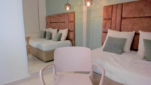 Hannah Milton online show from November 15, 10:55 pm