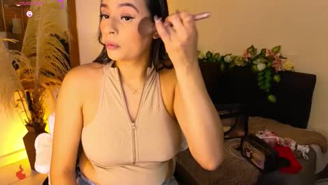 Hannah Williams online show from November 30, 11:45 pm