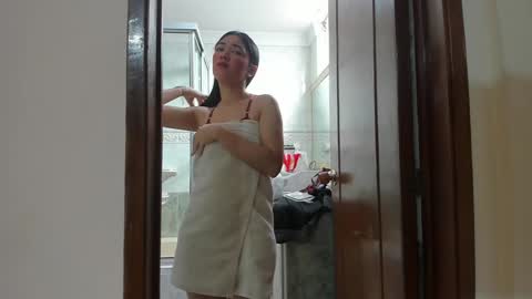 happy_cream_ online show from December 7, 2:52 pm