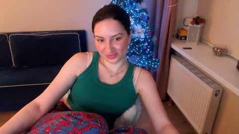 Snapshot of heaven_chloe chatting on January 27, 5:26 pm Heaven girl online show from January 27, 5:26 pm