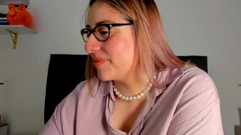 Snapshot of helenstanfordd chatting on February 25, 5:19 pm Helen or Hells online show from February 25, 5:19 pm