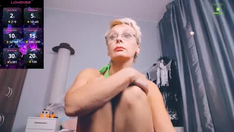 Snapshot of helgahimmele chatting on October 9, 10:37 pm Helga online show from October 9, 10:37 pm