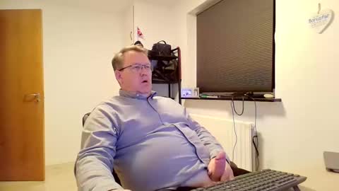 Snapshot of henrikrp1971 chatting on February 25, 7:06 pm henrikrp1971 online show from February 25, 7:06 pm