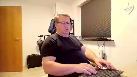 Snapshot of henrikrp1971 chatting on October 18, 8:02 pm henrikrp1971 online show from October 18, 8:02 pm