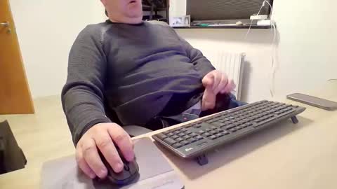 Snapshot of henrikrp1971 chatting on December 15, 9:09 pm henrikrp1971 online show from December 15, 9:09 pm