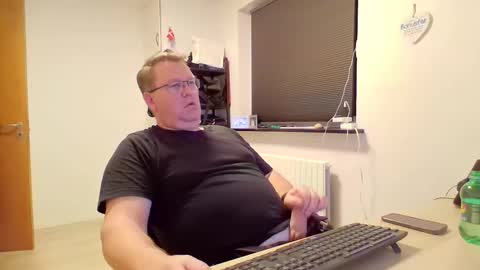 Snapshot of henrikrp1971 chatting on December 28, 5:46 pm henrikrp1971 online show from December 28, 5:46 pm