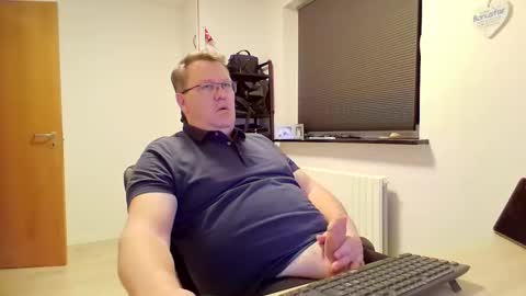 Snapshot of henrikrp1971 chatting on February 8, 5:29 pm henrikrp1971 online show from February 8, 5:29 pm