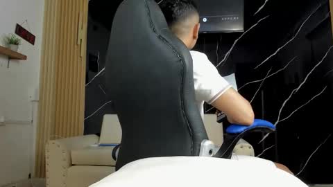 henrydouglas online show from April 27, 5:05 am