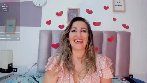 Snapshot of hera_godess chatting on February 15, 8:54 pm Hera godes online show from February 15, 8:54 pm