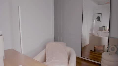 Snapshot of hevaenn chatting on February 18, 3:31 pm hi my name is Eva. online show from February 18, 3:31 pm