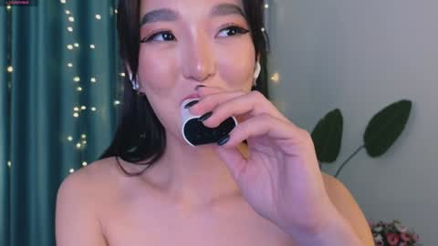 Snapshot of hey_herbal chatting on February 4, 5:55 pm Audrey online show from February 4, 5:55 pm