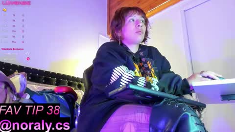 Snapshot of hey_noraly chatting on September 29, 4:11 am Noraly online show from September 29, 4:11 am