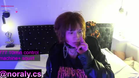 Snapshot of hey_noraly chatting on October 19, 4:06 am Noraly online show from October 19, 4:06 am