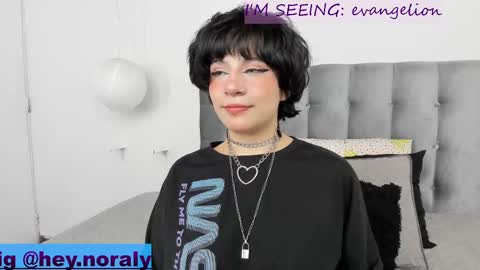 Snapshot of hey_noraly chatting on February 10, 4:41 am Noraly online show from February 10, 4:41 am