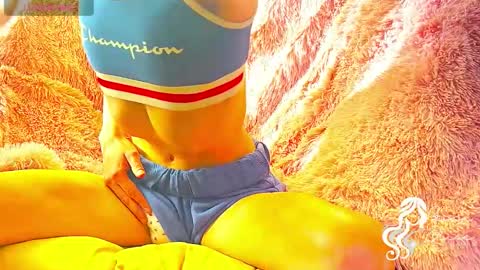 Snapshot of heyyythanks chatting on October 30, 4:51 pm Gwen Elise online show from October 30, 4:51 pm