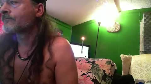 hippiedad333 online show from April 12, 9:30 pm