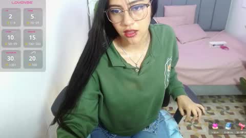 Snapshot of hisis_tay chatting on September 28, 12:14 pm hisis online show from September 28, 12:14 pm
