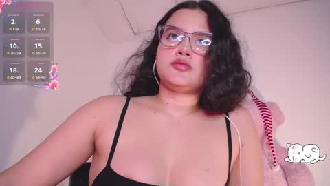 Snapshot of holly_16 chatting on December 4, 11:52 pm holly_16 online show from December 4, 11:52 pm